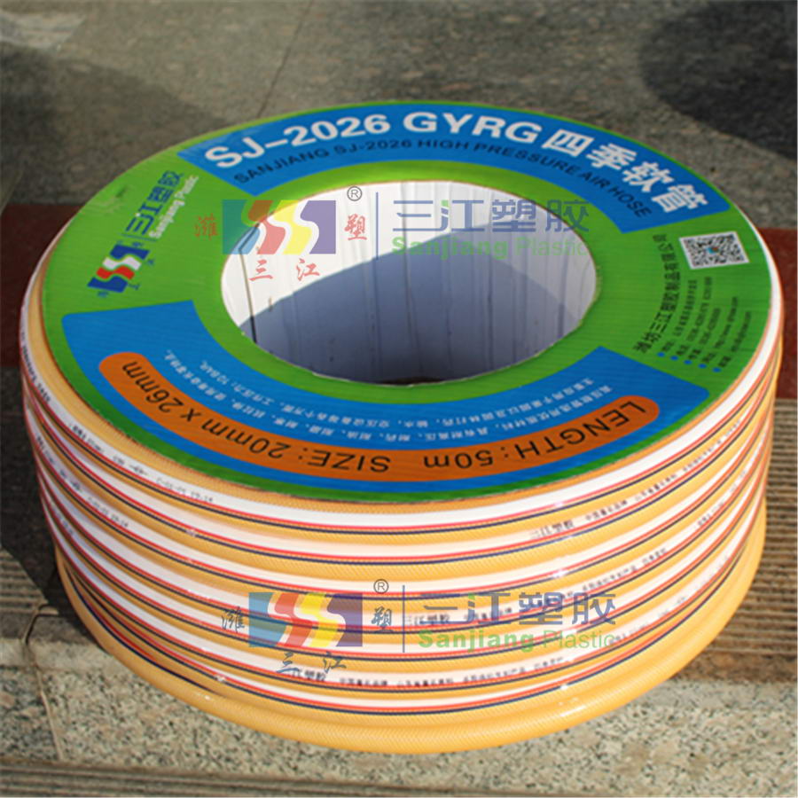 濰坊三江塑膠制品有限公司注冊(cè)資本三千萬(wàn)元，（前身為濰坊三江塑料廠(chǎng)，成立于2001年）本公司“濰塑三江”商標(biāo)榮獲“山東省著名商標(biāo)”，“中國(guó)著名品牌”稱(chēng)號(hào)，是PVC鋼絲螺旋增強(qiáng)軟管、合股滌綸纖維增強(qiáng)軟管、單層透明軟管、抗扭曲鉤編管，特制高壓管、花園管、耐高溫管、水帶、復(fù)合靜電管、食品管、真空專(zhuān)用管等各種pvc軟管的專(zhuān)業(yè)生產(chǎn)企業(yè)。同時(shí)也是塑料加工機(jī)械的專(zhuān)業(yè)生產(chǎn)和營(yíng)銷(xiāo)公司，我們的機(jī)械包括各種擠出軟管生產(chǎn)線(xiàn)、造粒機(jī)以及鋼絲成型機(jī)和繞線(xiàn)機(jī)等。
公司自創(chuàng)立以來(lái)，一貫堅(jiān)持“誠(chéng)信經(jīng)營(yíng)、質(zhì)量第一、真誠(chéng)服務(wù)、友好合作”的經(jīng)營(yíng)理念，發(fā)揚(yáng)“團(tuán)結(jié)拼博、求實(shí)創(chuàng)新、不斷進(jìn)取、追求卓越”的企業(yè)精神，公司規(guī)模不斷擴(kuò)大、效益不斷增長(zhǎng)。目前，公司已建成高標(biāo)準(zhǔn)廠(chǎng)房3處，廠(chǎng)房總面積達(dá)10000平方米，共有軟管生產(chǎn)線(xiàn)50條，年生產(chǎn)能力達(dá)26000噸。形成了“規(guī)格全、品種多、批量大、交貨快”的企業(yè)特色形象。
為確保產(chǎn)品質(zhì)量，增強(qiáng)市場(chǎng)竟?fàn)幜?，公司現(xiàn)有專(zhuān)業(yè)技術(shù)人員50名（其中高級(jí)職稱(chēng)13名，中級(jí)職稱(chēng)28名）。組建了新產(chǎn)品研發(fā)中心、塑機(jī)設(shè)備研發(fā)中心和產(chǎn)品質(zhì)量檢驗(yàn)所。公司生產(chǎn)的“三江”、“SANJIANGYUE”兩大品牌系列軟管已通過(guò)ISO9001：2008質(zhì)量體系認(rèn)證，歐盟的ROHS、REACH認(rèn)證、PAHS認(rèn)證，食品級(jí)產(chǎn)品通過(guò)美國(guó)FDA檢測(cè)，中國(guó)檢驗(yàn)檢疫局檢測(cè)產(chǎn)品不含18項(xiàng)塑化劑，通過(guò)山東省檢驗(yàn)檢疫局的飲用水標(biāo)準(zhǔn)，在國(guó)內(nèi)具有較高的知名度和市場(chǎng)占有率。
公司擁有自主進(jìn)出口經(jīng)營(yíng)權(quán)，一流的品質(zhì)，合理的價(jià)格，深受廣大國(guó)內(nèi)外客戶(hù)的喜愛(ài)，產(chǎn)品遠(yuǎn)銷(xiāo)英國(guó)，美國(guó)，德國(guó)，意大利，俄羅斯，等五大洲的三十多個(gè)國(guó)家和地區(qū)。公司位于山東昌樂(lè)經(jīng)濟(jì)技術(shù)開(kāi)發(fā)區(qū)內(nèi)，緊靠309國(guó)道，南距膠濟(jì)鐵路500米，北距濟(jì)青高速公路2公里，交通十分便利，熱忱歡迎國(guó)內(nèi)外客商的光臨惠顧。